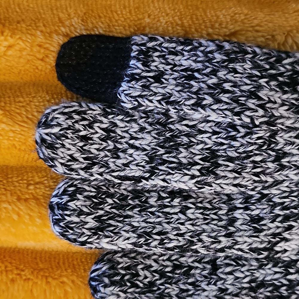 Women's Gloves - Picture 11 of 15